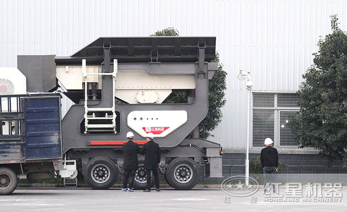 輪胎式移動礦石粉碎機(jī)