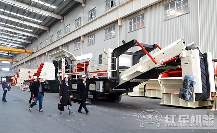 客戶參觀紅星履帶式移動礦石粉碎機(jī)