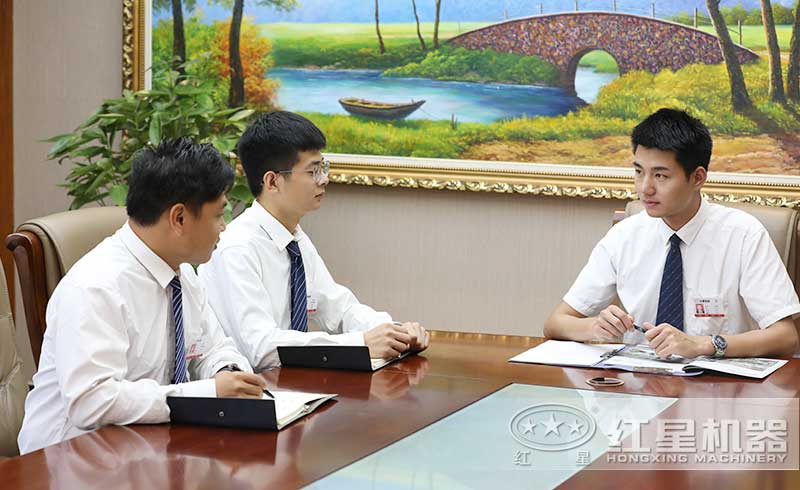 技術(shù)人員為客戶講解設備信息